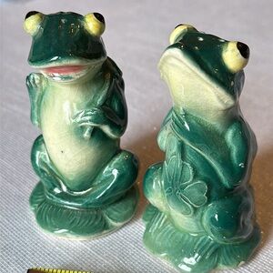 ⭐️salt and pepper shakers VTG 1970’s Shamrock Frogs fairyland china